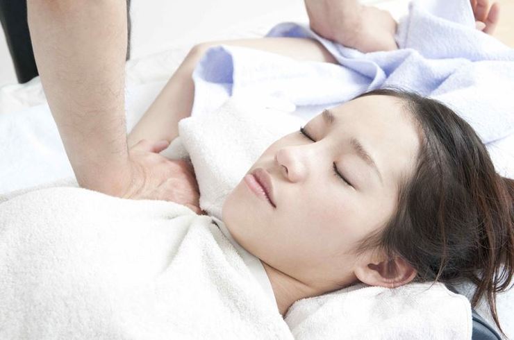 肩の施術を受ける女性