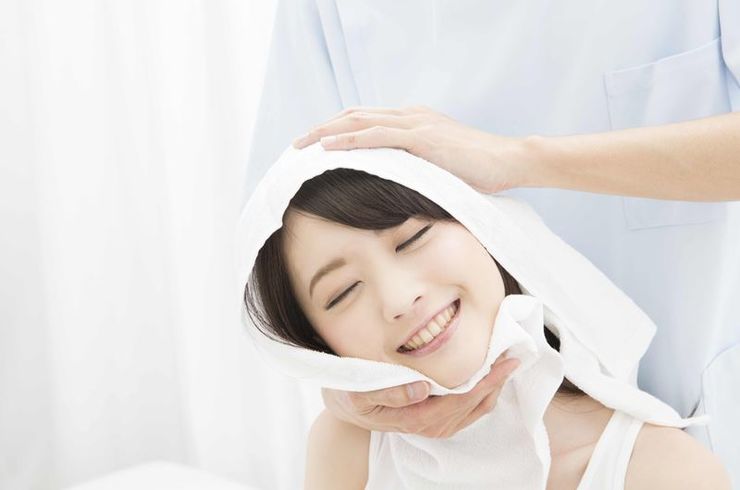 顔の骨格調整を受ける女性